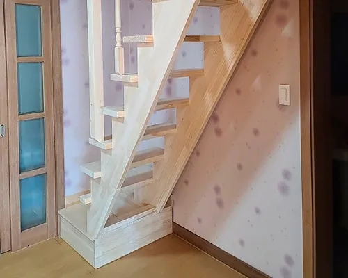 Установка лестницы на второй этаж